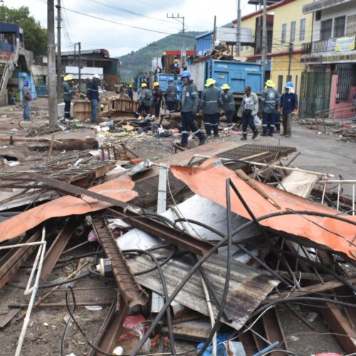 Equipos municipales trabajan en turnos de 24 horas para limpiar las calles aledañas al Mercado Central. Foto: Jjlopezt