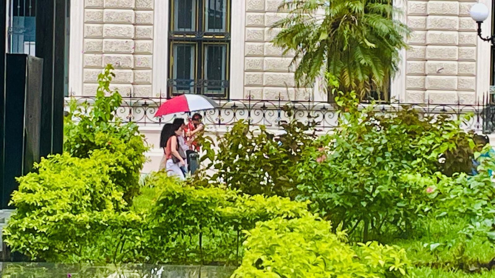 Lluvias moderadas se mantienen sobre el Área Metropolitana de San Salvador este martes. Foto: Jjlopezt
