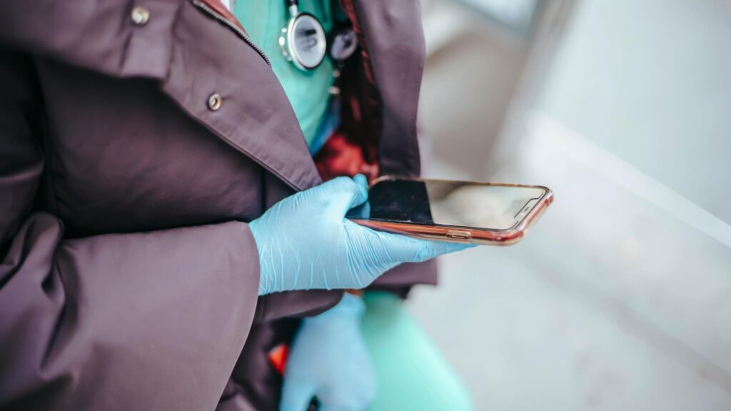 El núcleo de esta estrategia es el Sistema Integrado de Salud (SIS), una plataforma informática que conecta los datos del paciente en tiempo real.