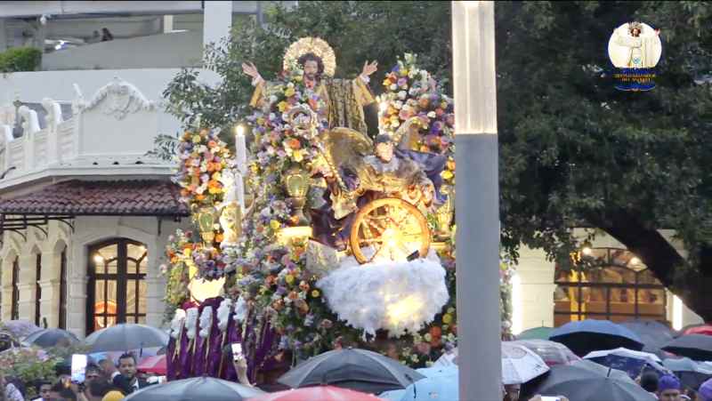 Cientos de feligreses acompañaron la procesión frente a Catedral Metropolitana para honrar al Divino Salvador del Mundo. Cortesía