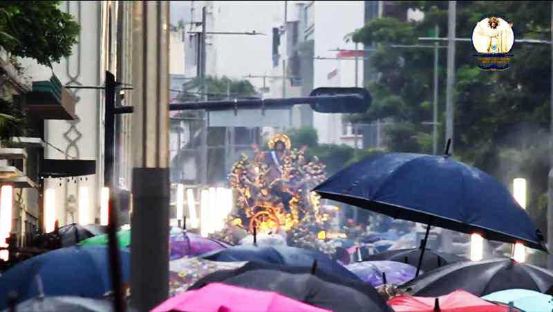 Cientos de feligreses acompañaron la procesión frente a Catedral Metropolitana para honrar al Divino Salvador del Mundo. Cortesía