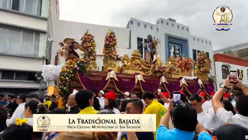 Cientos de feligreses acompañaron la procesión frente a Catedral Metropolitana para honrar al Divino Salvador del Mundo. Cortesía