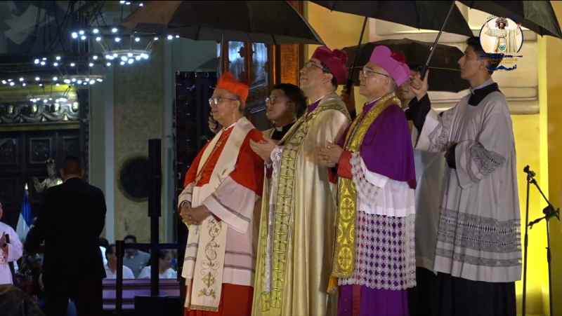 Cientos de feligreses acompañaron la procesión frente a Catedral Metropolitana para honrar al Divino Salvador del Mundo. Cortesía