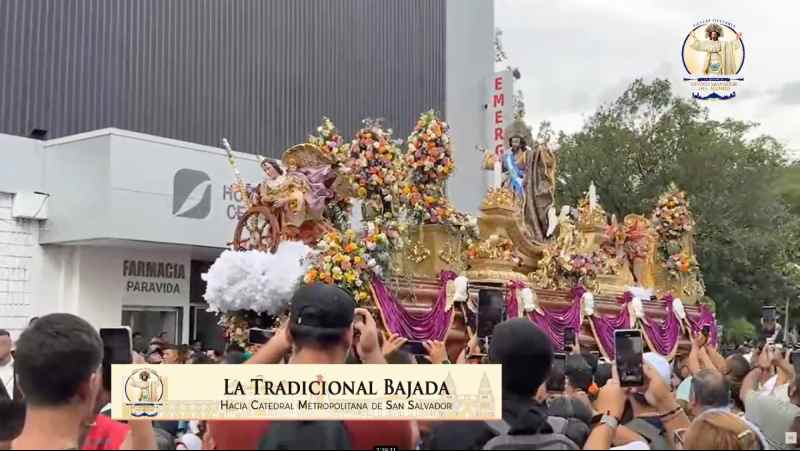 Cientos de feligreses acompañaron la procesión frente a Catedral Metropolitana para honrar al Divino Salvador del Mundo. Cortesía