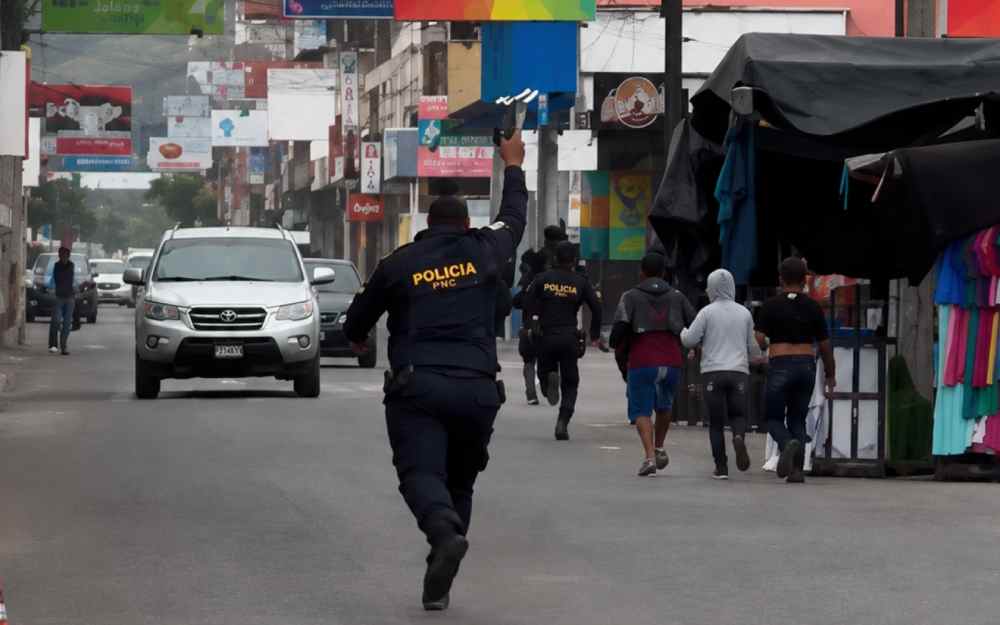 Agentes de la PNC durante el operativo de recaptura de un reo que intentó escapar del Hospital Nacional de Jalapa. (Foto: Captura de video/Redes Sociales)