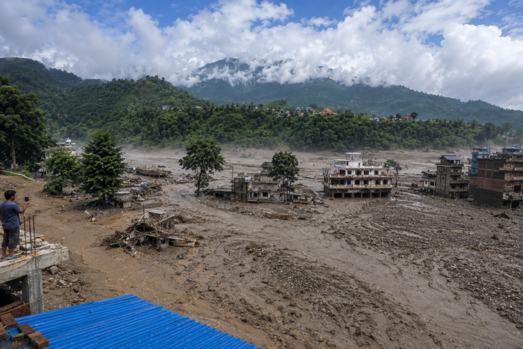 Una inundación y deslizamiento en la frontera Nepal-China dejó 17 muertos y 384 desaparecidos, entre ellos 291 turistas extranjeros. Foto: Ilustración.