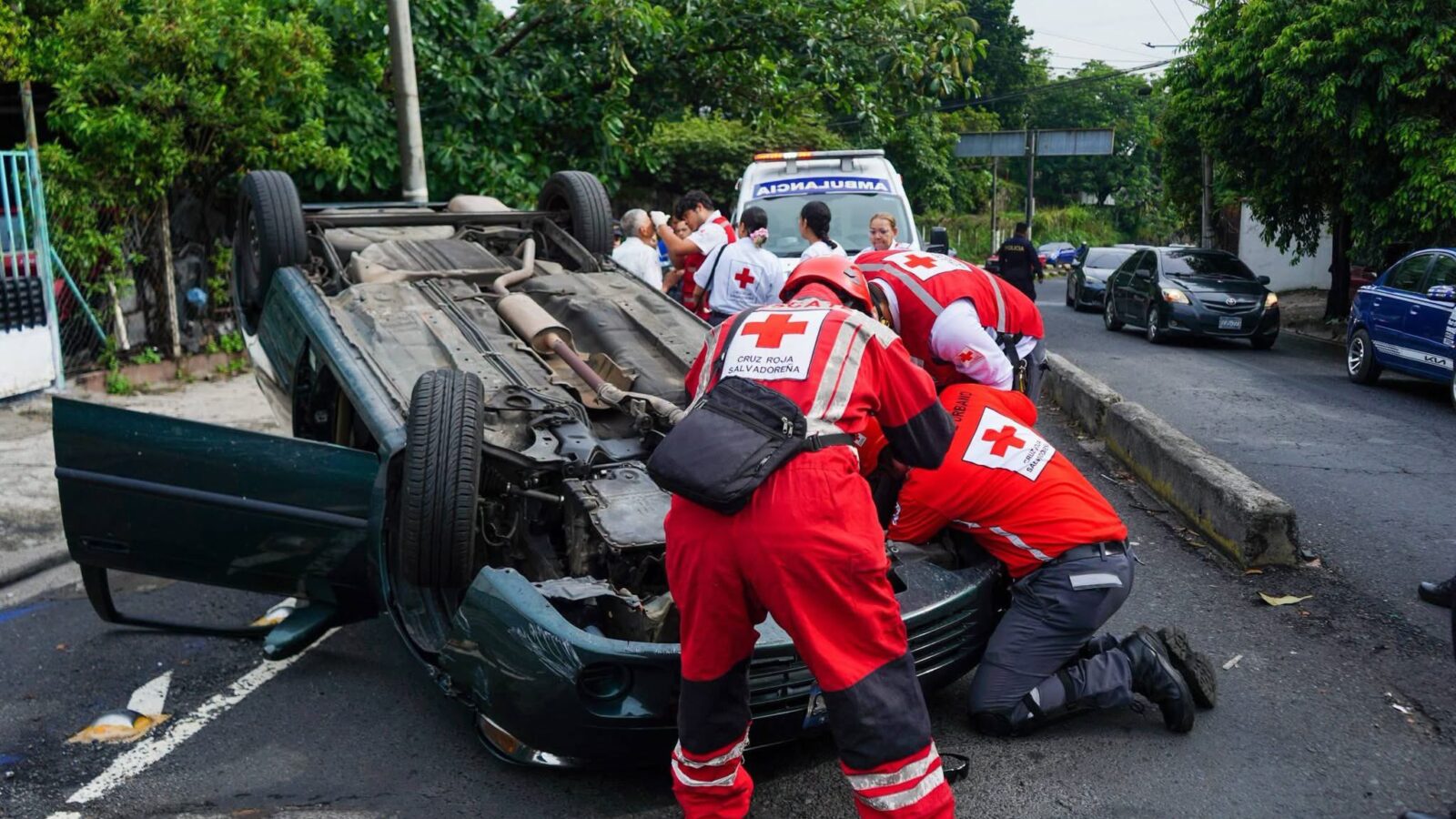 Un automóvil se salió de control y volcó en la 10.ª avenida Sur del barrio San Jacinto. La Cruz Roja atendió al conductor con lesiones leves. Foto: Cruz Roja Salvadoreña.