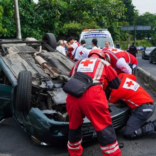 Un automóvil se salió de control y volcó en la 10.ª avenida Sur del barrio San Jacinto. La Cruz Roja atendió al conductor con lesiones leves. Foto: Cruz Roja Salvadoreña.