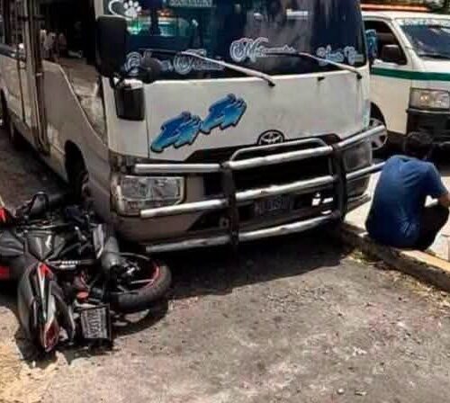 Krisia Beatriz Hernández, de 37 años, fue identificada como la motociclista que murió tras ser impactada por un coaster de la ruta 44 en la Ceiba de Guadalupe, Antiguo Cuscatlán. La PNC investiga las causas. Foto: Cortesía.
