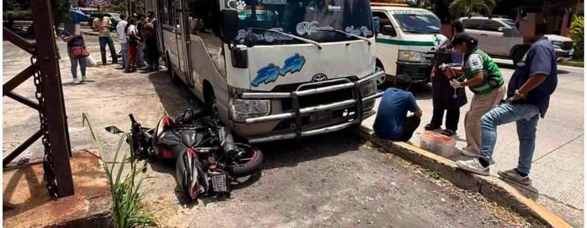 Krisia Beatriz Hernández, de 37 años, fue identificada como la motociclista que murió tras ser impactada por un coaster de la ruta 44 en la Ceiba de Guadalupe, Antiguo Cuscatlán. La PNC investiga las causas. Foto: Cortesía.