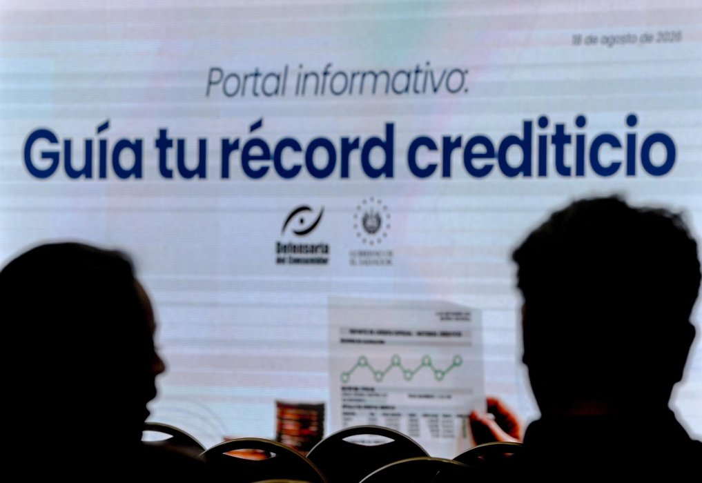 Persona revisando su información financiera y su récord crediticio a través de una computadora portátil. Foto: @SecPrensaSV.