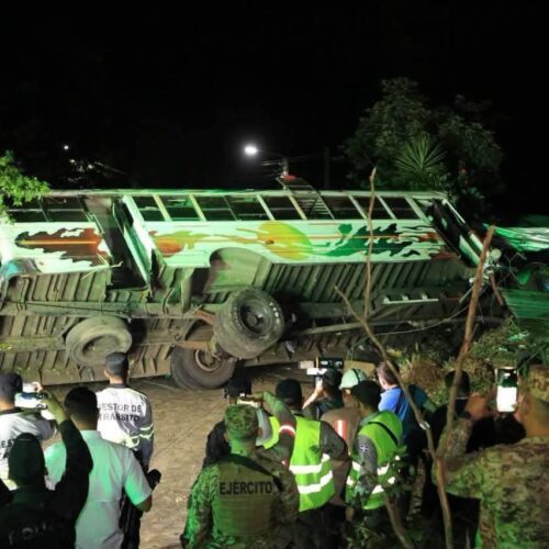 Cuerpos de socorro atendiendo a los lesionados tras el vuelco de un bus de la ruta 104 en Comasagua.