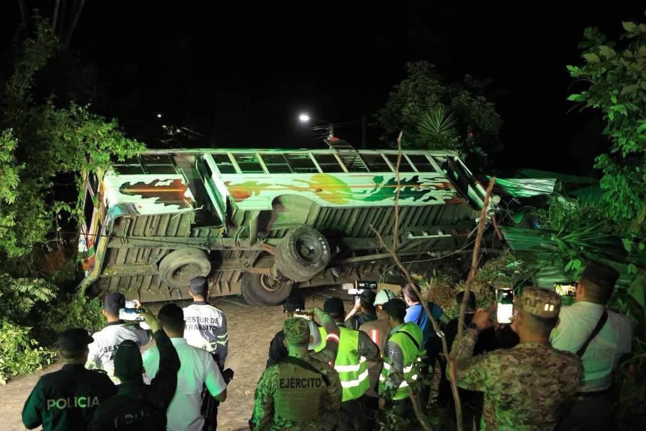 Cuerpos de socorro atendiendo a los lesionados tras el vuelco de un bus de la ruta 104 en Comasagua.
