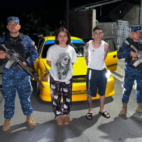 Dos personas fueron capturadas en Ilopango tras atropellar a un militar y portar droga. La PNC los identificó como Néstor Solís y Maybelin Somoza. Foto: @PNCSV.