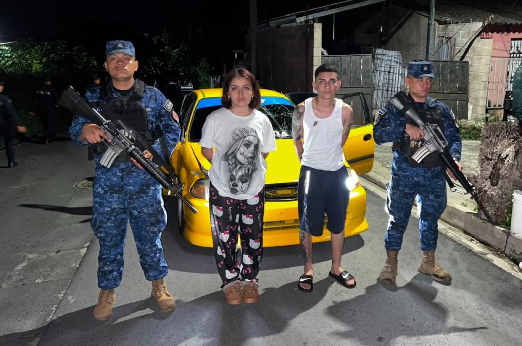 Dos personas fueron capturadas en Ilopango tras atropellar a un militar y portar droga. La PNC los identificó como Néstor Solís y Maybelin Somoza. Foto: @PNCSV.
