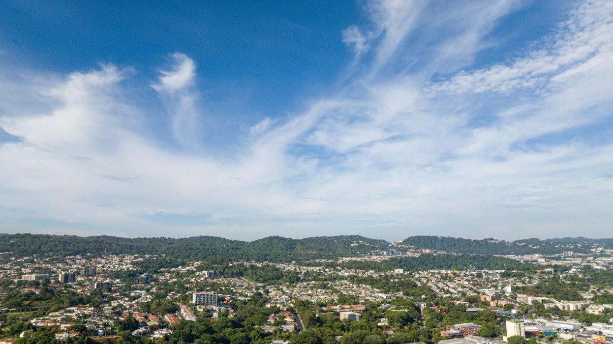 El MARN prevé mañana calurosa en El Salvador con temperaturas de hasta 38 °C y lluvias con tormentas por la tarde y noche. Foto: @MedioAmbienteSV.