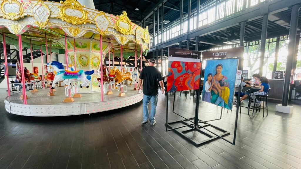 La exposición "Premium Art Plaza" destaca por la calidad y el gran formato de las obras seleccionadas en el Centro Histórico. Foto: jjlopezt