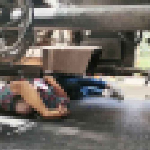 Rastra con placas guatemaltecas C760BSY en el km 10 del Bulevar del Ejército, Ilopango, donde atropelló a un hombre. Foto: Comandos de Salvamento.