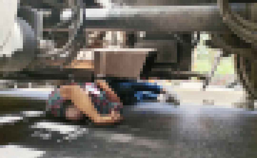 Rastra con placas guatemaltecas C760BSY en el km 10 del Bulevar del Ejército, Ilopango, donde atropelló a un hombre. Foto: Comandos de Salvamento.