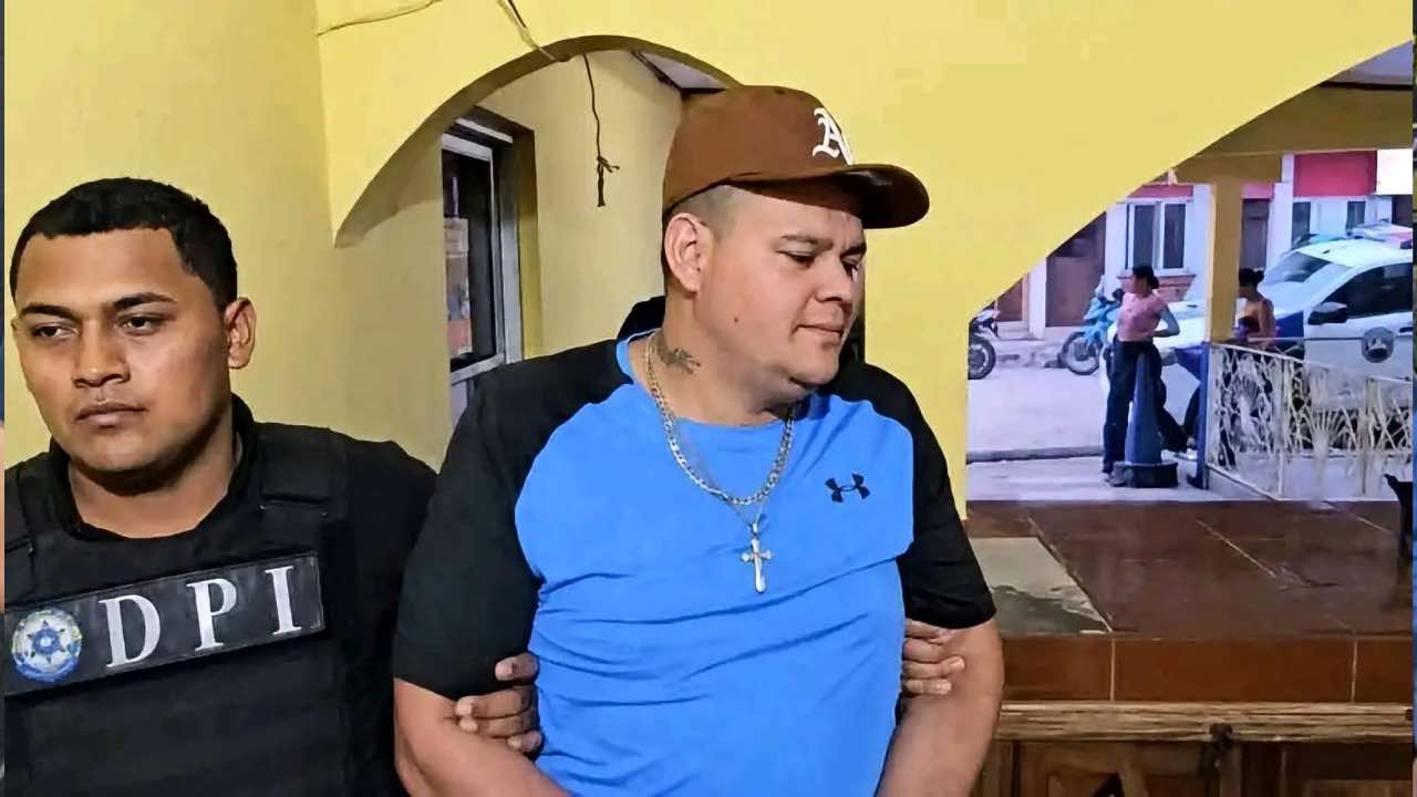 Efectivos policiales durante el traslado del tiktoker Urías Lobo ante los juzgados en Danlí. Foto: cortesía