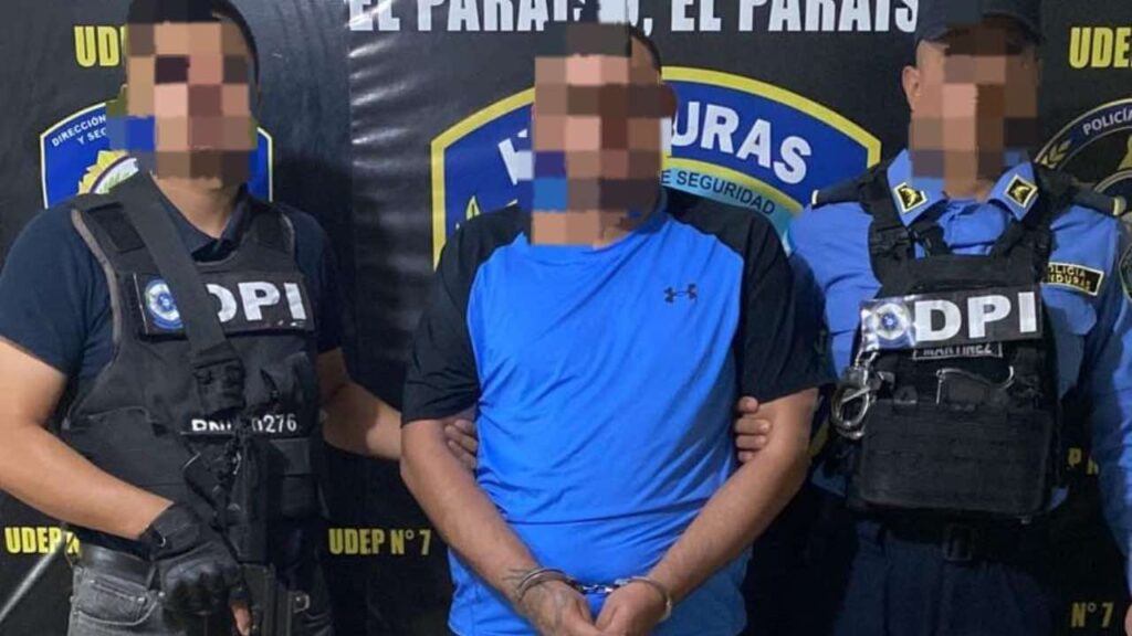 Efectivos policiales durante el traslado del tiktoker Urías Lobo ante los juzgados en Danlí. Foto: cortesía