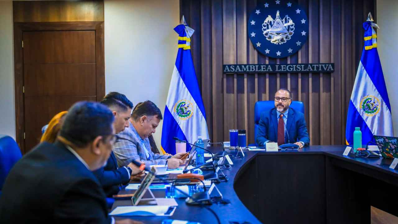La Comisión Política analiza cambios en la Ley de la Corte de Cuentas para evitar que los juicios de cuentas prescriban. Foto: Asamblea Legislativa