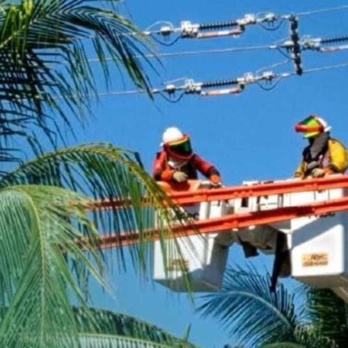 DELSUR realiza trabajos de mantenimiento preventivo para garantizar la estabilidad del servicio eléctrico. Cortesía