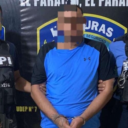 Efectivos policiales durante el traslado del tiktoker Urías Lobo ante los juzgados en Danlí. Foto: cortesía