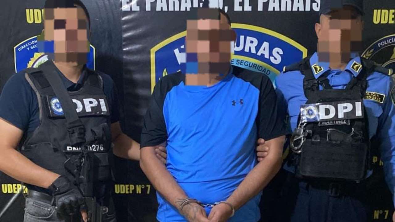 Efectivos policiales durante el traslado del tiktoker Urías Lobo ante los juzgados en Danlí. Foto: cortesía