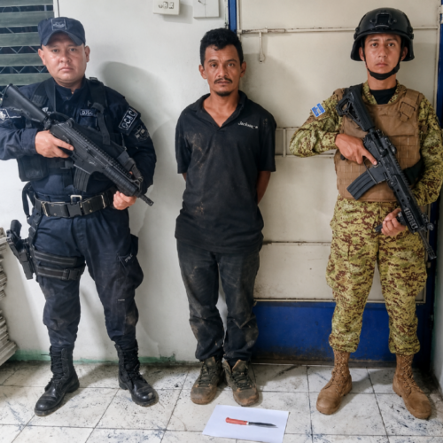 La PNC capturó a Miguel Ángel Cortez García, de 37 años, por intento de homicidio tras atacar con un cuchillo a otra persona en el barrio San Marcos, Chiltiupán. Foto: @PNSVC