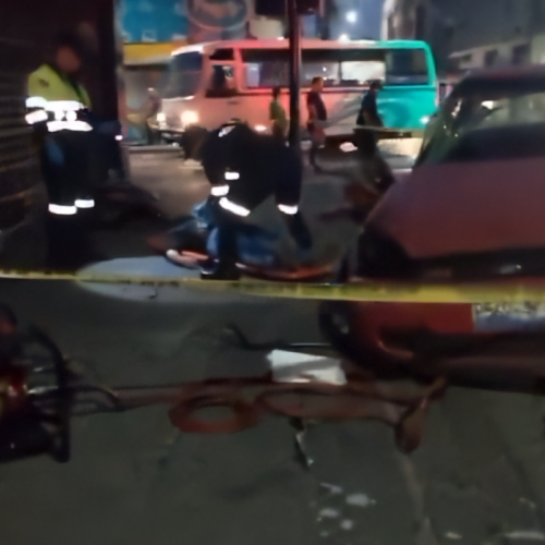 El percance vial se registró en el centro de San Salvador tras la colisión de dos vehículos. La víctima, aún no identificada, falleció en el lugar. Foto: Cuerpos de Socorro.
