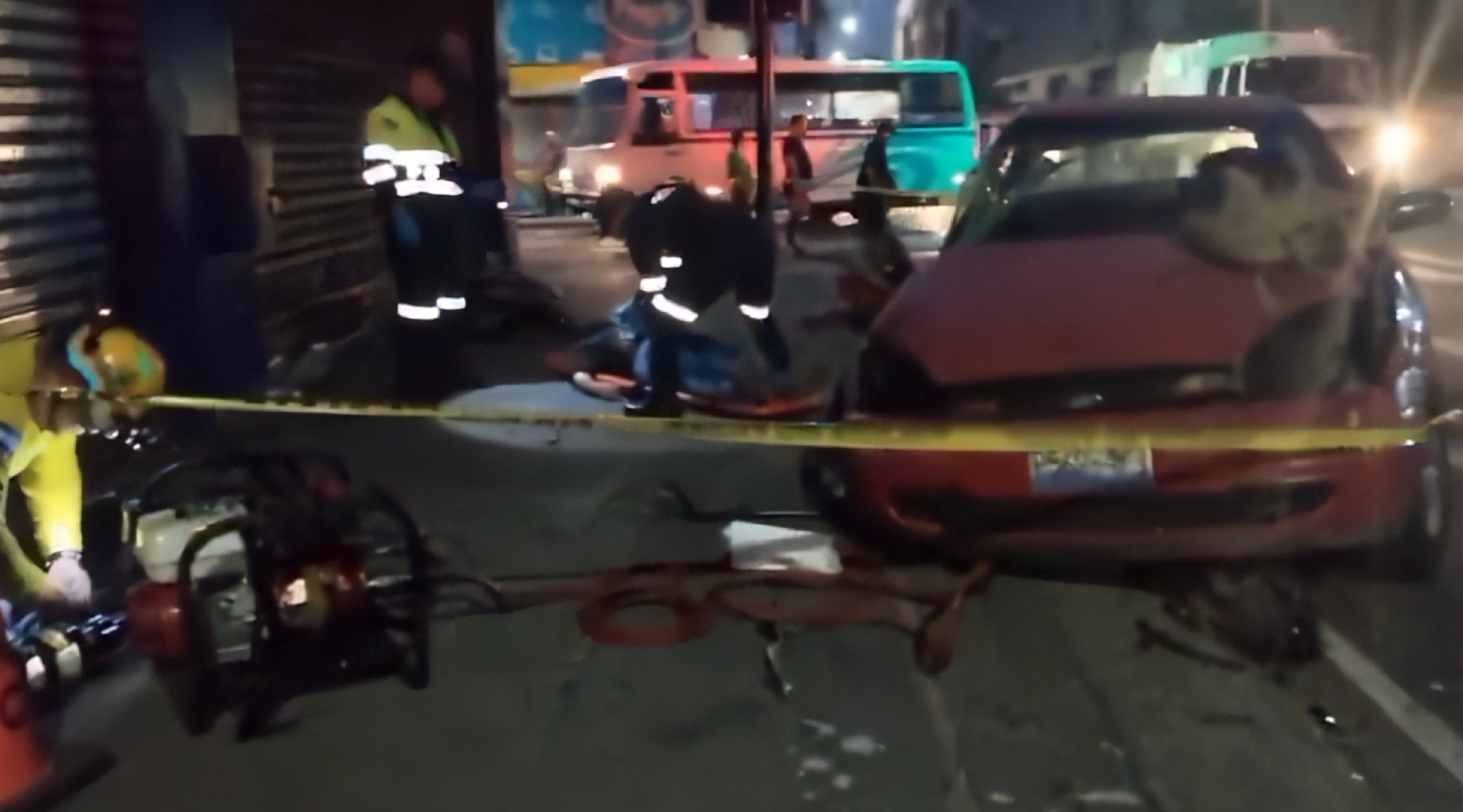El percance vial se registró en el centro de San Salvador tras la colisión de dos vehículos. La víctima, aún no identificada, falleció en el lugar. Foto: Cuerpos de Socorro.