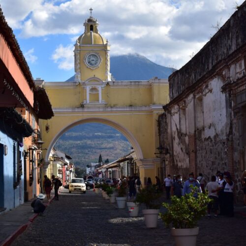 En las Fiestas Agostinas, Antigua Guatemala se convierte en el destino perfecto para los salvadoreños, ofreciendo cultura, historia y modernidad en un solo lugar. Foto: Pexels - Rodrigo Mutal