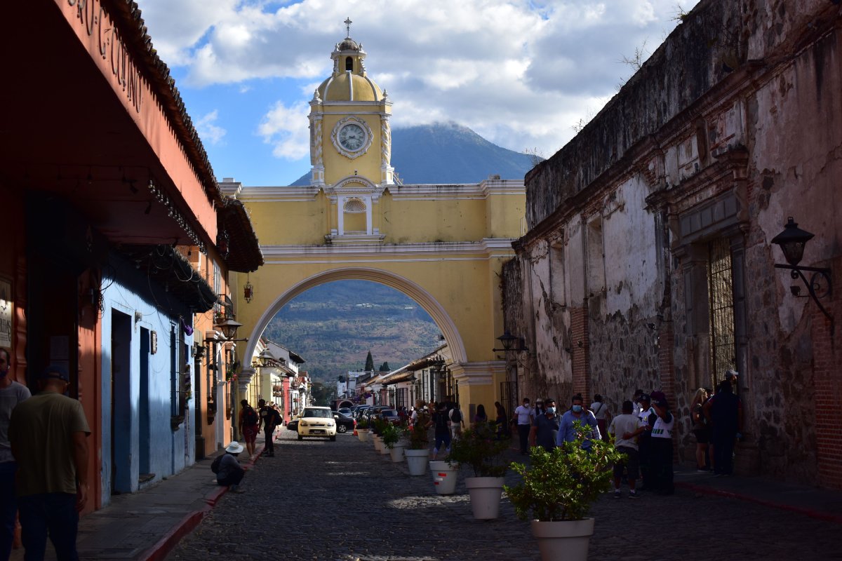 En las Fiestas Agostinas, Antigua Guatemala se convierte en el destino perfecto para los salvadoreños, ofreciendo cultura, historia y modernidad en un solo lugar. Foto: Pexels - Rodrigo Mutal
