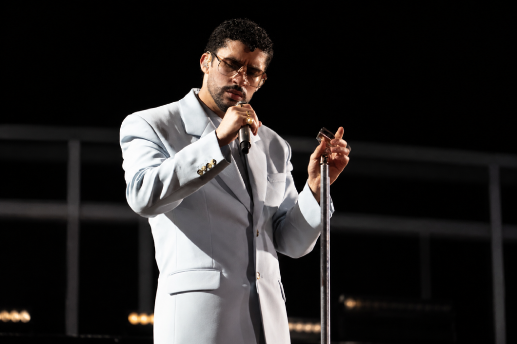 Bad Bunny durante el cierre de sus presentaciones en Puerto Rico, donde compartió con miles de fanáticos. Foto: @BadBunny