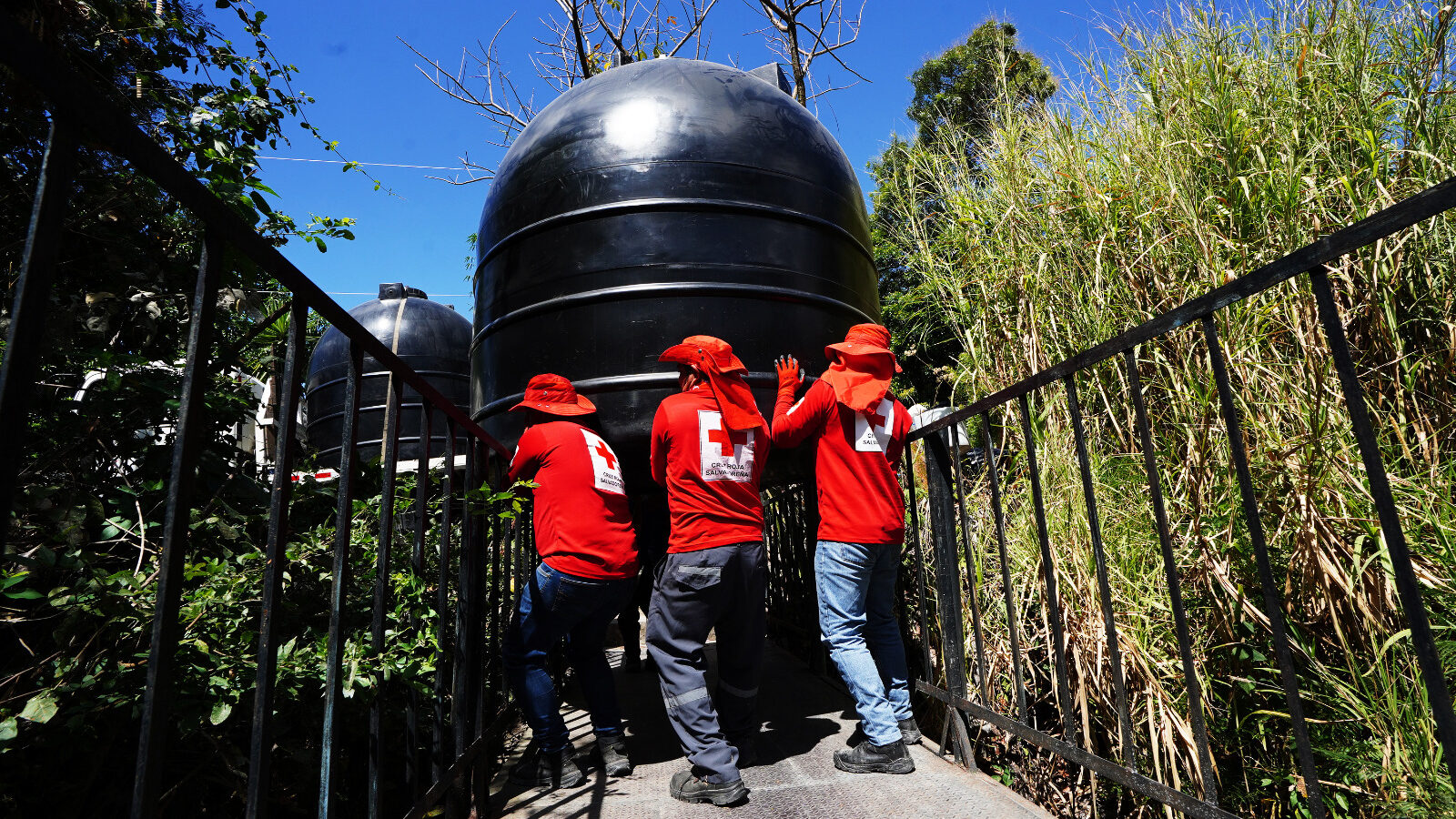 La Cruz Roja Salvadoreña ejecuta acciones anticipatorias ante la sequía en Morazán y La Unión, beneficiando a 600 familias con filtros, kits y talleres. Foto: Cruz Roja.