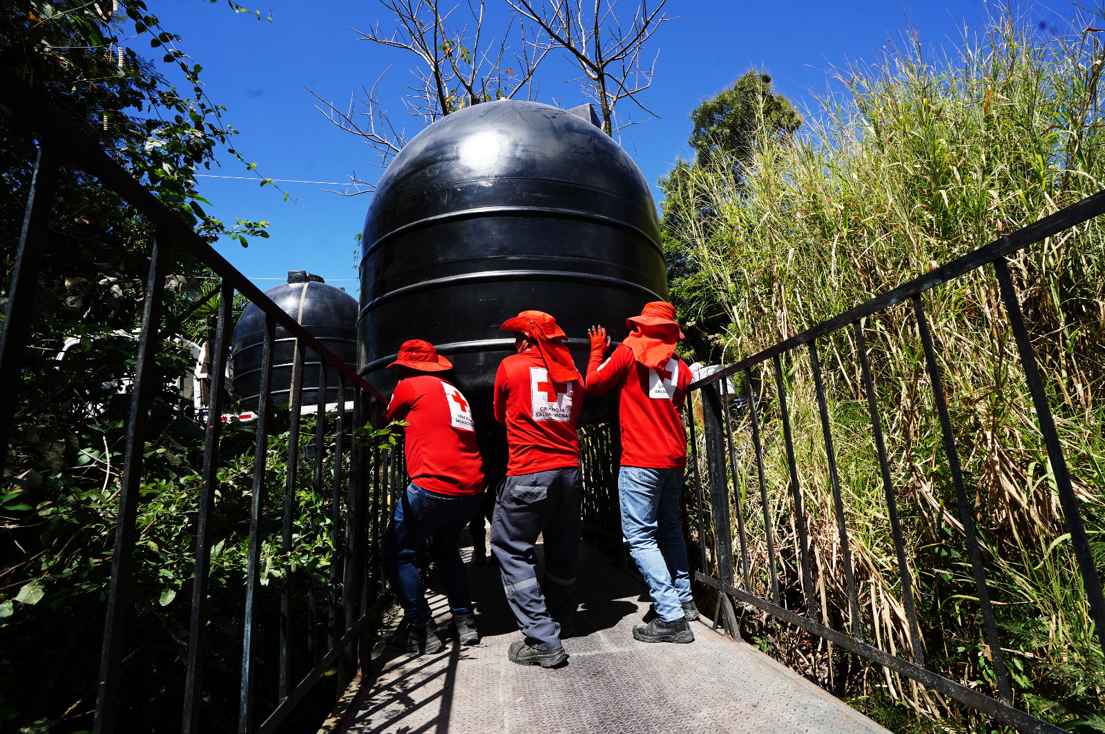 La Cruz Roja Salvadoreña ejecuta acciones anticipatorias ante la sequía en Morazán y La Unión, beneficiando a 600 familias con filtros, kits y talleres. Foto: Cruz Roja.