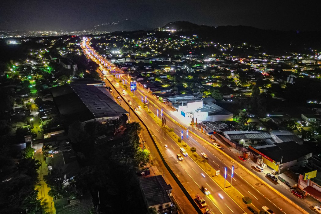 El Gobierno de El Salvador inició la iluminación de 22 km en la carretera de Oro, San Martín, como parte de un proyecto nacional de 116 km para modernizar la infraestructura vial y mejorar la seguridad. Foto: MOPT.