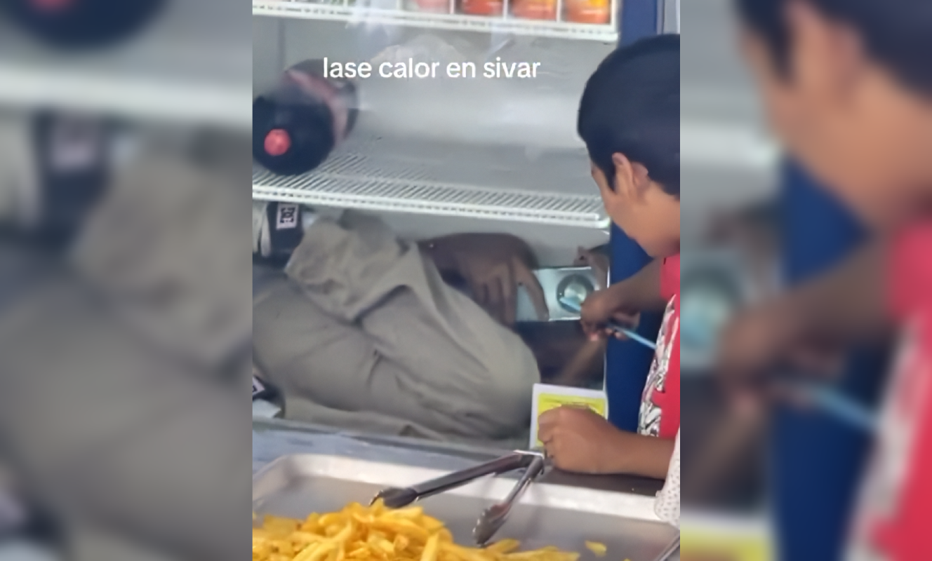 Un trabajador de Sivarland se volvió tendencia en redes sociales al ser grabado descansando dentro de una nevera durante las Fiestas Agostinas. El video muestra su creativa solución ante el calor extremo. Foto: Captura de pantalla.