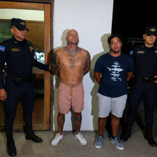 Dos hombres, uno estadounidense, fueron detenidos por desórdenes públicos tras agredirse con botellas de cerveza y puñetazos en Tamanique, La Libertad. Foto: @PNCSV.