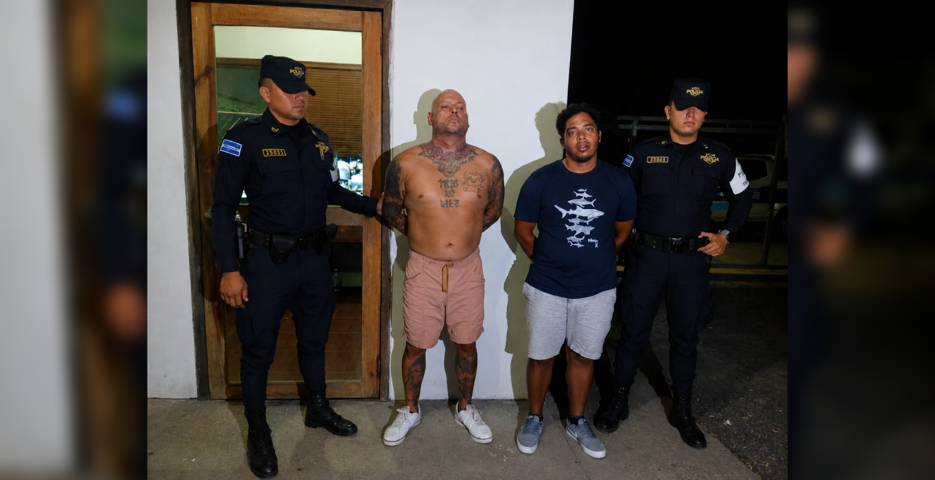 Dos hombres, uno estadounidense, fueron detenidos por desórdenes públicos tras agredirse con botellas de cerveza y puñetazos en Tamanique, La Libertad. Foto: @PNCSV.