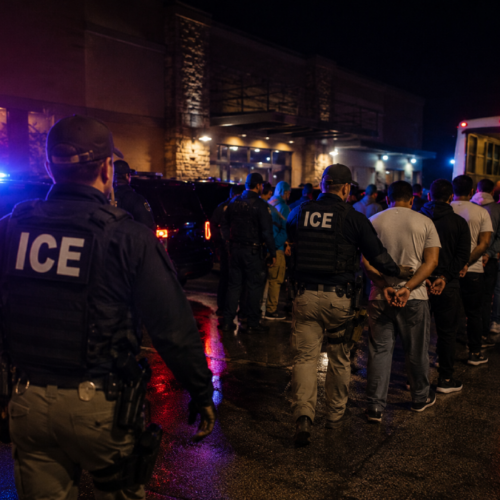 Agentes de ICE y otras agencias federales detuvieron a más de 100 personas en el bar El Corralón, en Memphis, Tennessee. Foto: Ilustración.