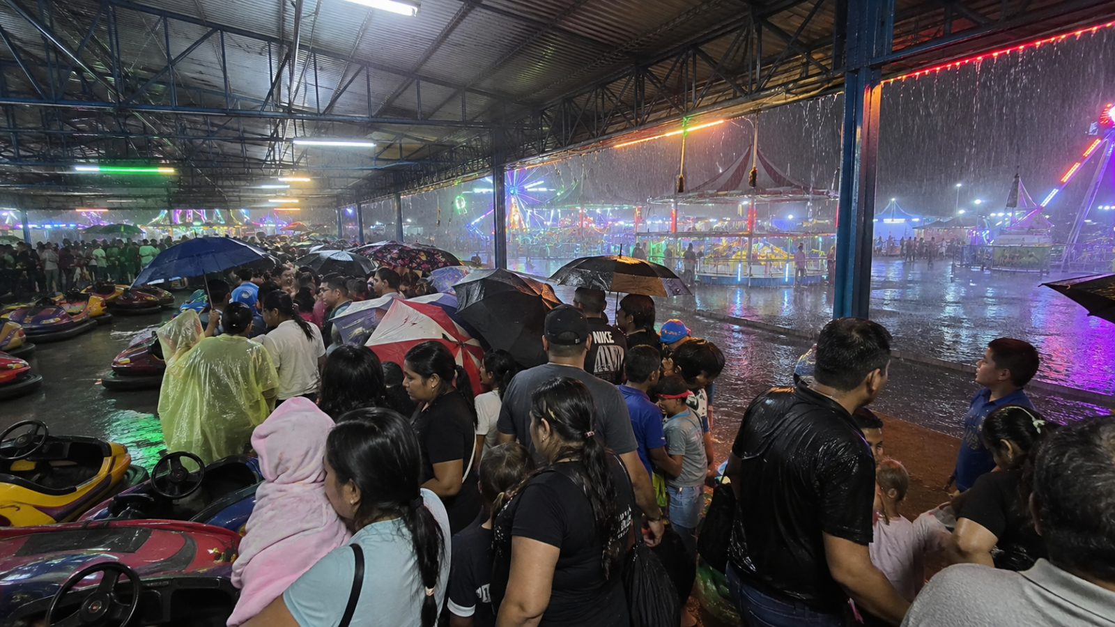 Una tormenta nocturna con lluvias intensas y descargas eléctricas generó pánico en Sivarland. Los visitantes buscaron refugio en áreas techadas del recinto ferial. Foto: Publimetro El Salvador.