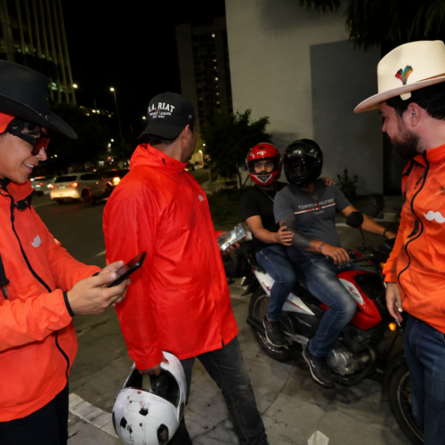 El influencer César Gastélum fue asesinado durante una transmisión en vivo en Culiacán, Sinaloa. Dos hombres en motocicleta lo atacaron a quemarropa. Las autoridades investigan el crimen. Foto: Ilustración.