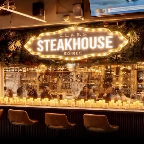 El restaurante Class Soiree Steakhouse en Florida promueve una experiencia de cenas nudistas para mayores de 18 años, bajo estrictas normas de respeto y consentimiento. Foto: @classsoireesteakhouse