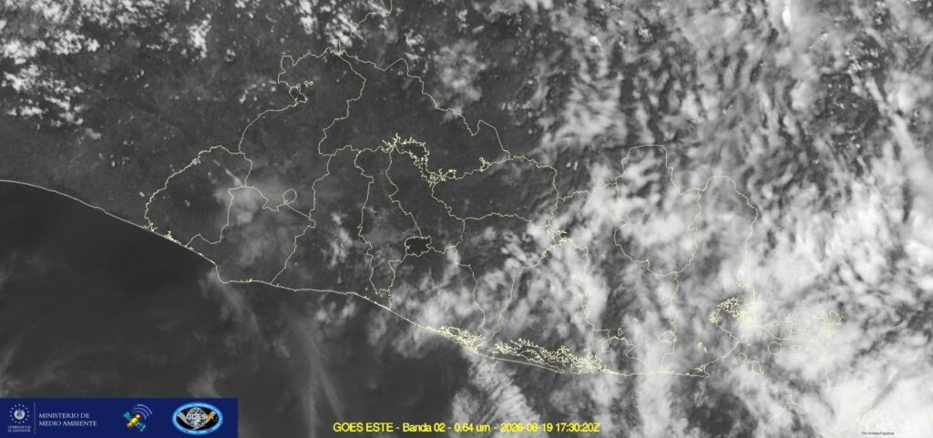 El @MedioAmbienteSV reporta lluvias puntuales en El Salvador (19 de agosto) y polvo del Sahara en concentraciones medias. Temperaturas entre 24 °C y 40 °C. Foto: @MedioAmbienteSV.
