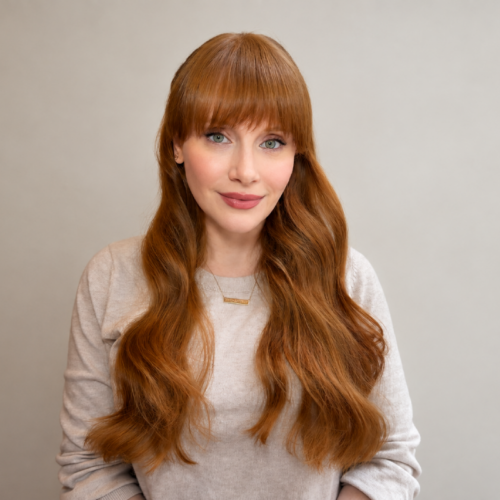 La actriz de Jurassic World, Bryce Dallas Howard, desató especulaciones entre sus seguidores al lucir una larga cabellera con la frase tradicional del cuento de hadas. Foto: Instagram @brycedhoward