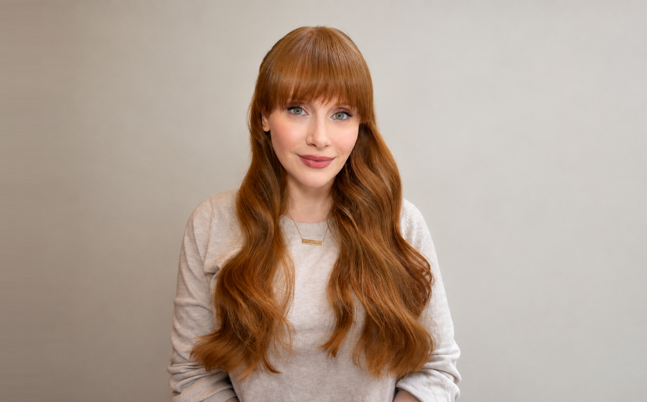 La actriz de Jurassic World, Bryce Dallas Howard, desató especulaciones entre sus seguidores al lucir una larga cabellera con la frase tradicional del cuento de hadas. Foto: Instagram @brycedhoward