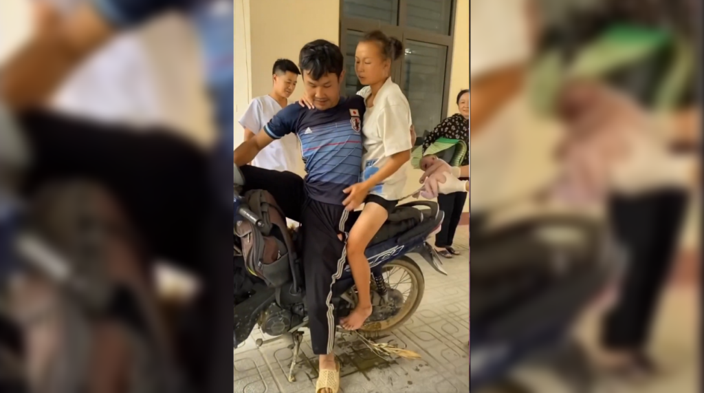 Una mujer de 25 años en Vietnam dio a luz a su bebé en una motocicleta mientras su esposo la llevaba al hospital. Ambos están en buen estado de salud. Foto: Captura de pantalla.