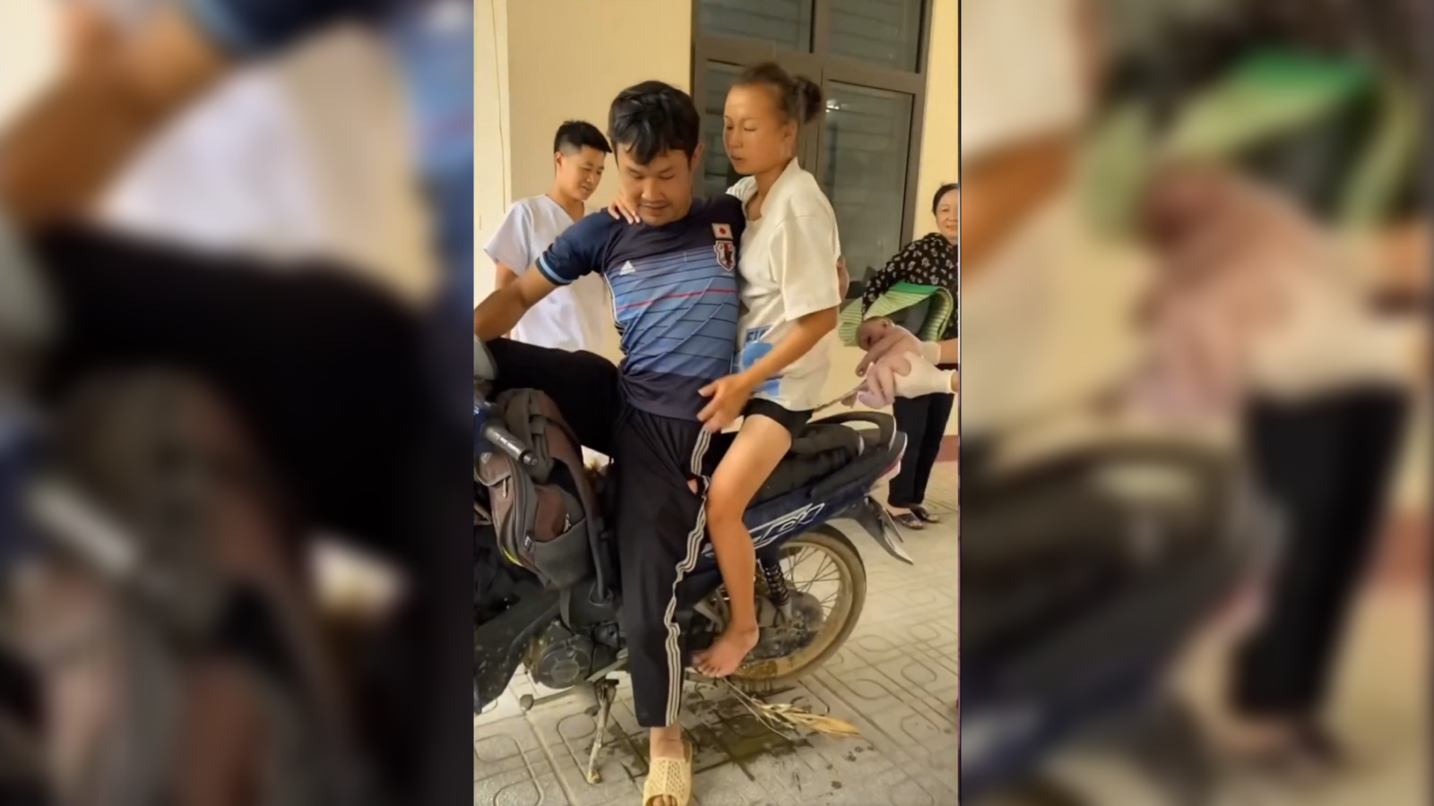Una mujer de 25 años en Vietnam dio a luz a su bebé en una motocicleta mientras su esposo la llevaba al hospital. Ambos están en buen estado de salud. Foto: Captura de pantalla.